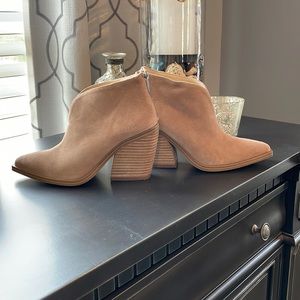 Block heel suede Vince camuto  booties 5.5 natural color